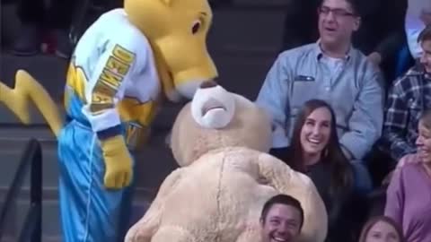 The funniest mascot moment in the world