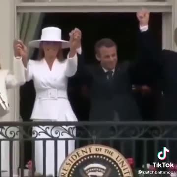 Francouzský prezident Emannuel Macron zdraví voliče satanistickým pozdravem