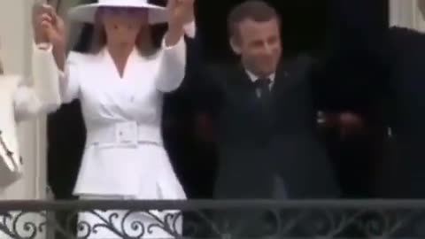 Francouzský prezident Emannuel Macron zdraví voliče satanistickým pozdravem
