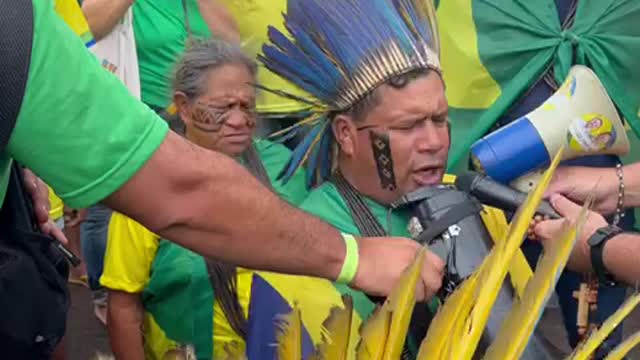 INDIGENAS CLAMANDO A DEUS PELA NAÇÃO - EMOCIONANTE