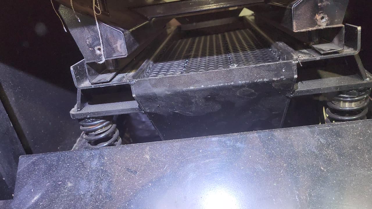 Vaner granulator fluff blocking screens