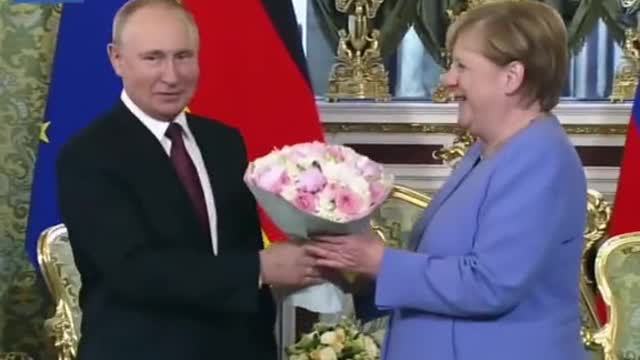 Did Merkel look uncomfortable accepting Putin's flowers? Virginia