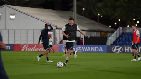 Australia coach Arnold oversees first training with a full squad ahead of France