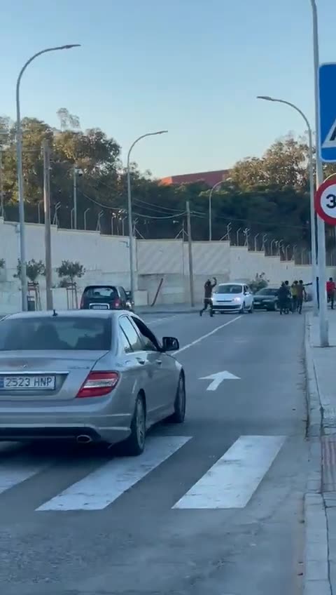 The invasion continues 《 More than a thousand Africans stormed the Spanish border 》.