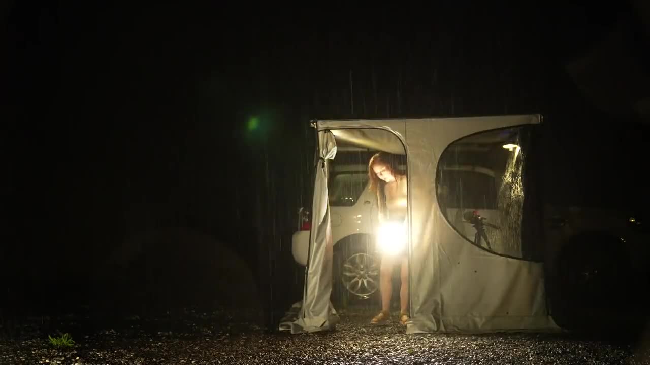 Exquisite bed car camping. In rainy days, you are not afraid to enjoy the pleasure of rainy days