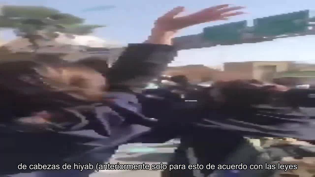 En Irán, las niñas se unieron a las protestas. Se arrancan los hijabs de la cabeza (anteriormente,