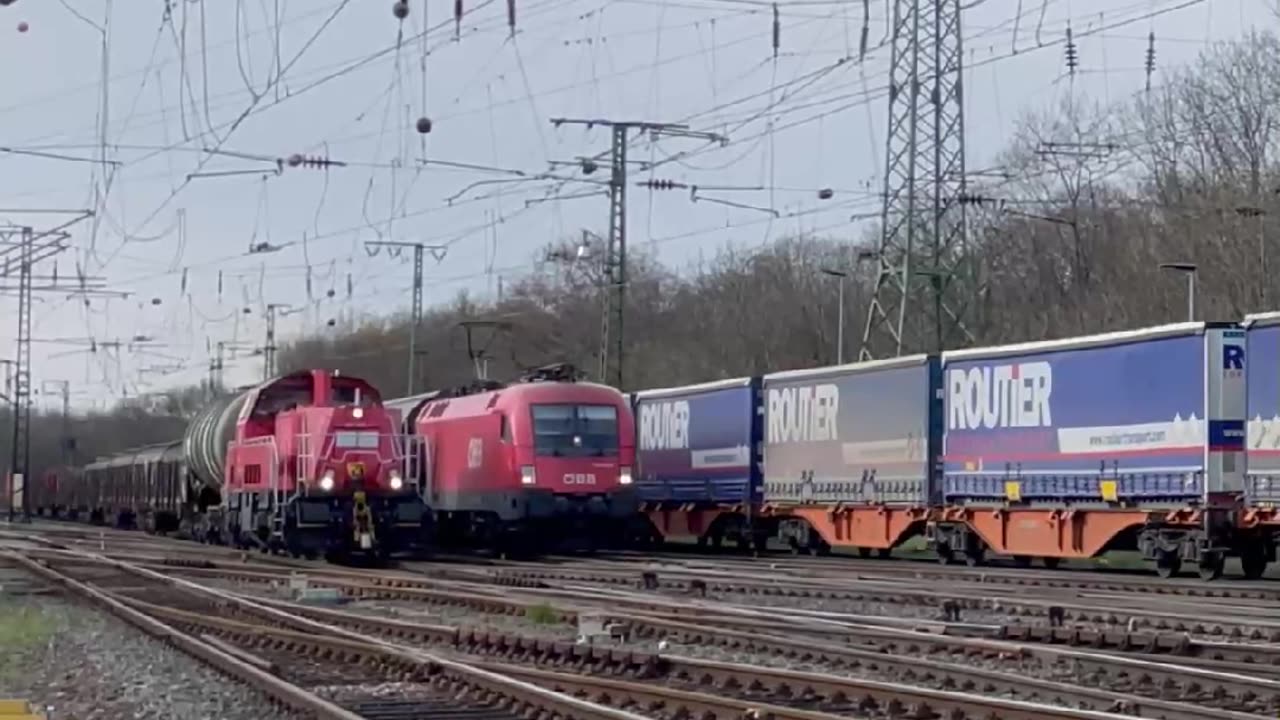 261 025-1 and 1116 078 at the entrance to Cologne-Gremberg
