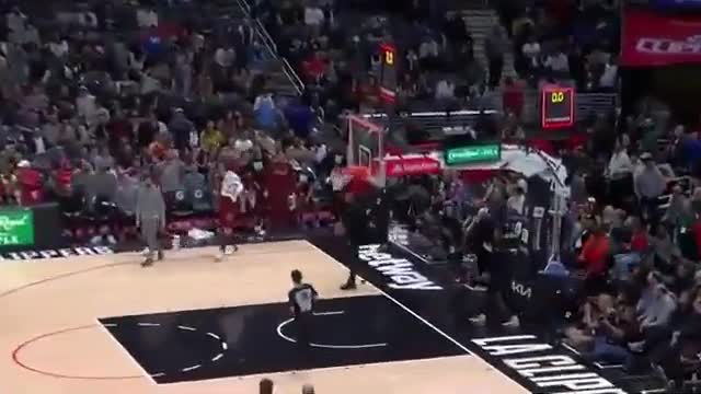 Donovan Mitchell makes the 34 court heave after the buzzer