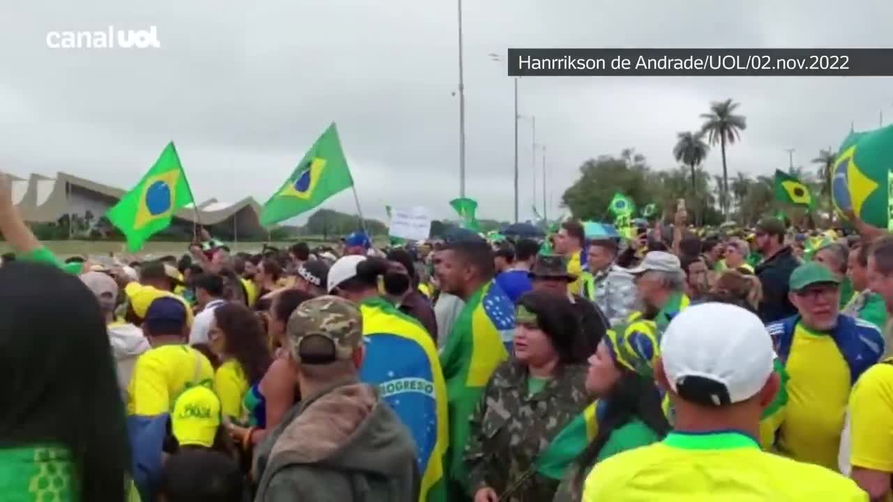 Bolsonaristas pedem intervenção e que Exército 'saia do quartel' em Brasília