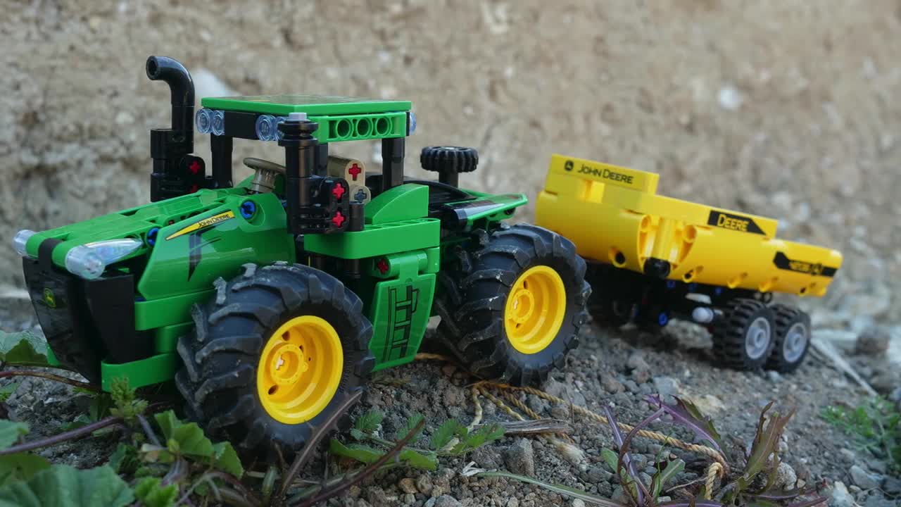 LEGO Technic John Deere 9620R 4WD Tractor Reviewed