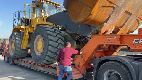 Transportation Of The Volvo L330E & Caterpillar 980 Wheel Loaders -