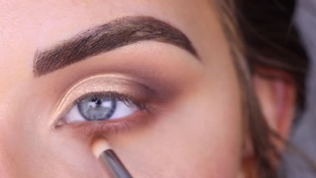 Half Cut Crease Eyeshadow Tutorial for Beginners | ABH Soft Glam Palette