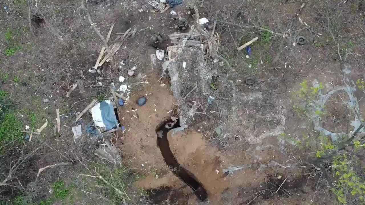 Ukrainian Soldiers encounter sudden death in their rat hole - Strictly +18