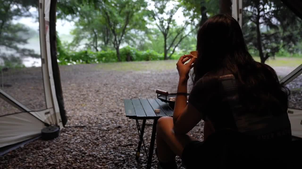 Of course, we have to go camping in rainy days. Isn't it good to play with water happily