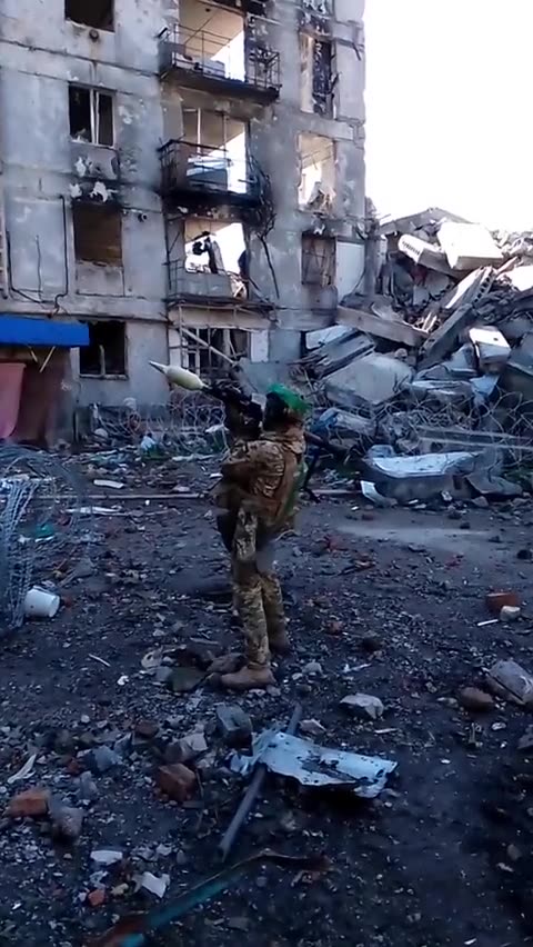 Ukrainian Fires Giant RPG at Russians in Bakhmut
