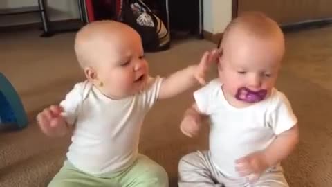 😂😂😂Twin_baby_girls_fight_over_pacifier