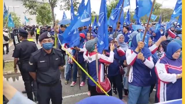 Suasana tegang antara penyokong PN, BN dengan laungan penyamun, katak