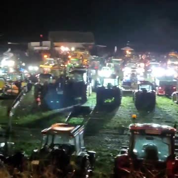 German farmers have gathered in their tractors for one final warning to the federal government