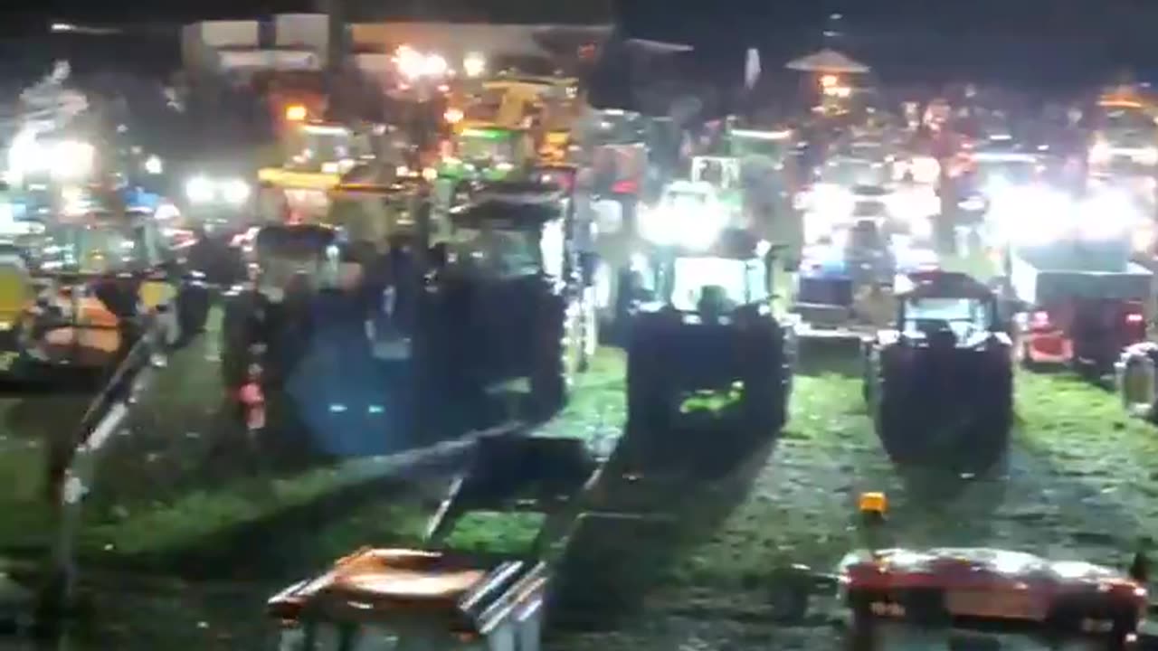 German farmers have gathered in their tractors for one final warning to the federal government