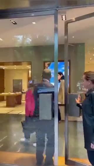 Janja vai a loja de luxo em Lisboa