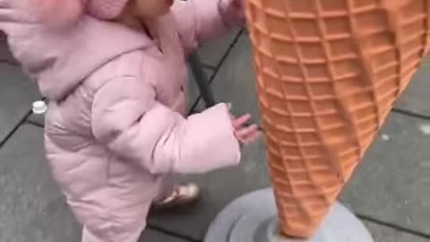 Cute Baby see a big icecream🍦..😋