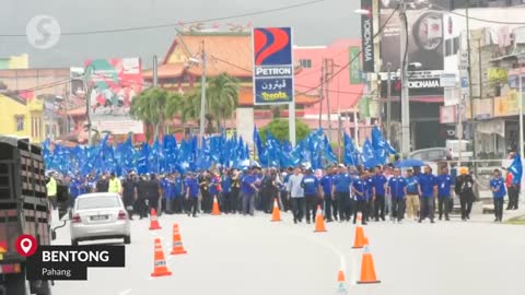 GE15: Carnival atmosphere as candidates march to Bentong nomination centre