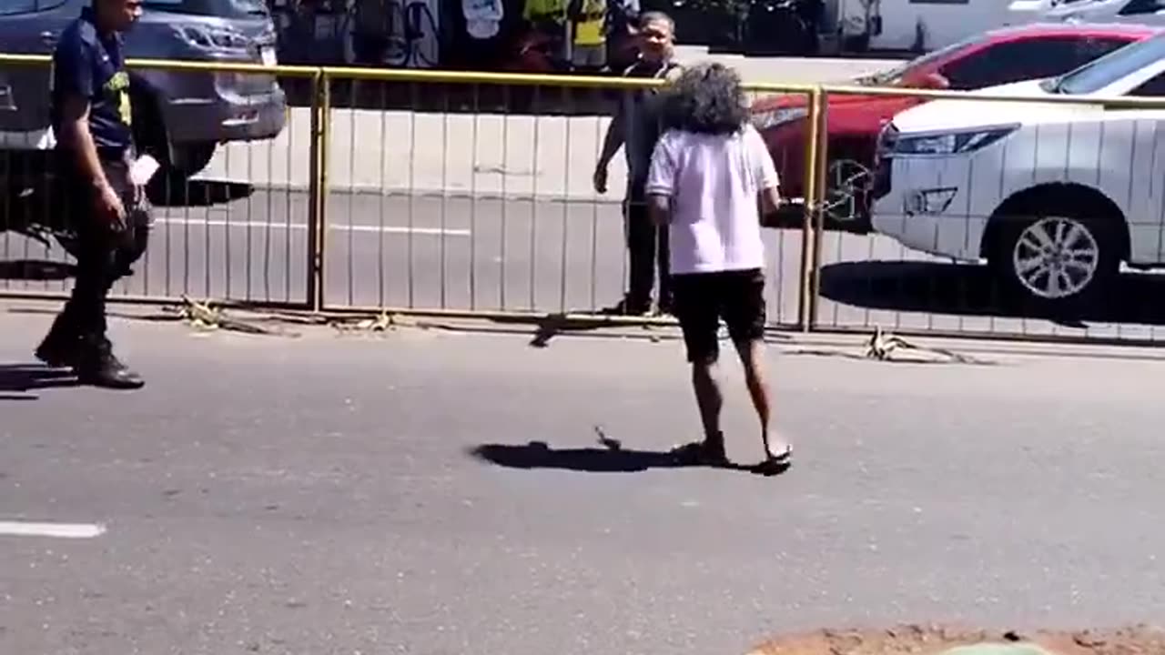 🔪Knife wielding woman gets tackled by cops👮🏻♂️👮🏻♀️🚓