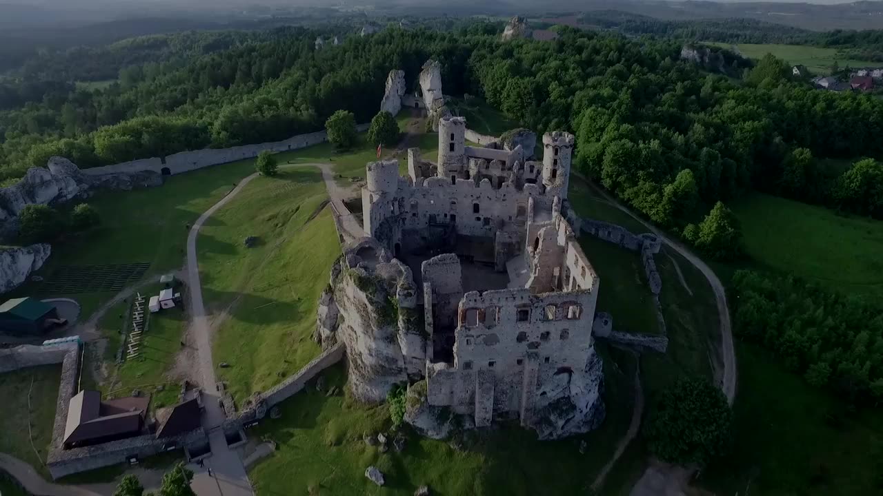 witch's castle Ogrodzieniec (The Trail of the Eagles' Nests)