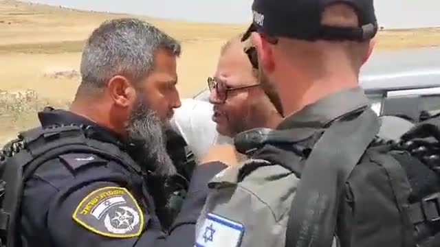 עופר כסיף תוקף שוטר באגרוף