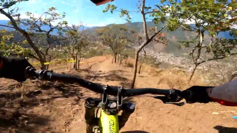 Downhill Quillabamba 2022 Sarahuasi🚲🚀🇵🇪. bajada de entreno de _Jhuliño Torres_. @GoPro