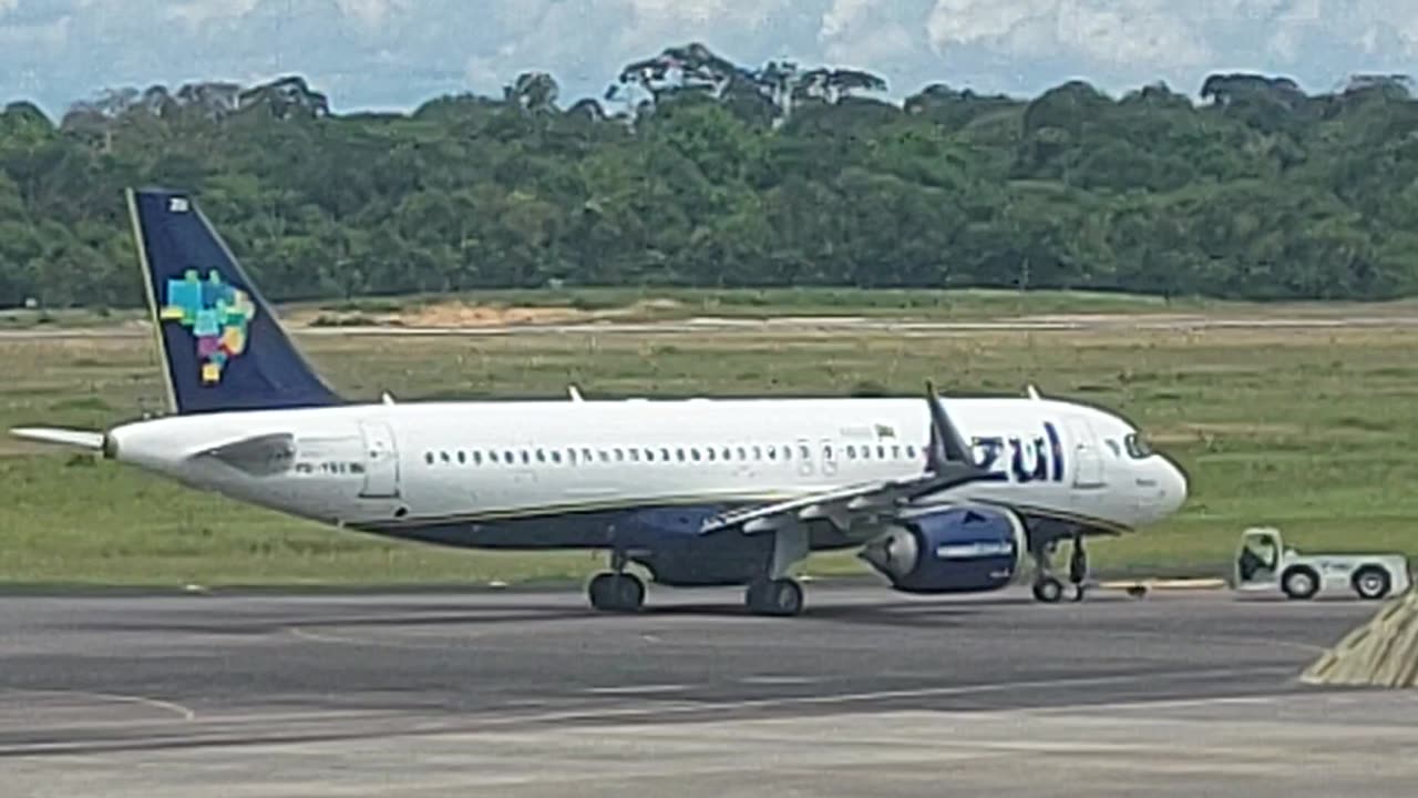 Airbus A320NEO PR-YRU faz seu pushback antes de decolar de Manaus para Boa Vista