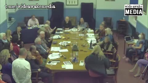 UK: Watch 👀 A very well informed lady educates Glastonbury Town Council on 15 minute cities..