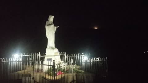 NIEZWYKŁE ZJAWISKO W MEDJUGORJE PODBRDO KSIĘŻYC NAD MARYJĄ