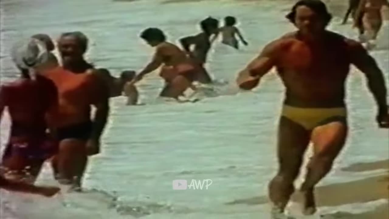 EPIC WOMEN REACTIONS TO ARNOLD SCHWARZENEGGER WORKING OUT IN PUBLIC