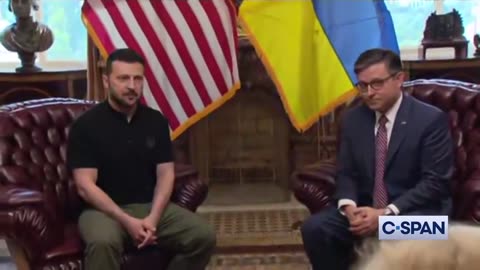 🇺🇸🇺🇦 U.S. House Speaker Johnson invited a homeless Eastern European beggar in for drinks and a chat