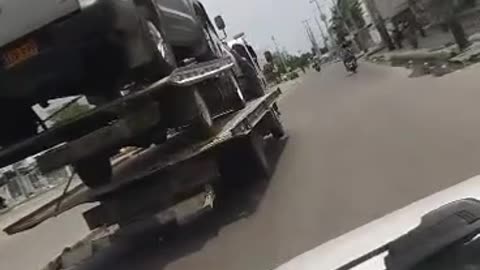 Video:Grúa transporta otra grúa y una camioneta encima en vía de Cartagena