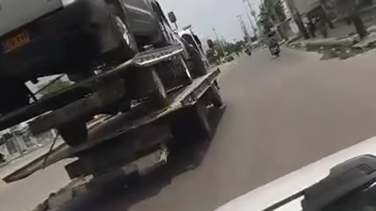 Video:Grúa transporta otra grúa y una camioneta encima en vía de Cartagena