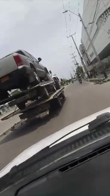 Video:Grúa transporta otra grúa y una camioneta encima en vía de Cartagena