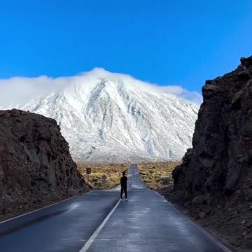 España | Majestuoso El Teide con su manto blanco.