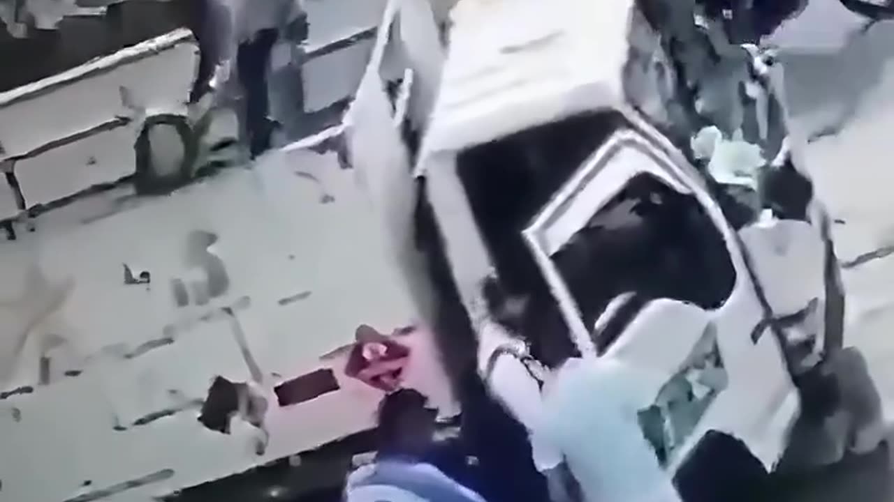 Robber gets the Donkey Kong treatment.