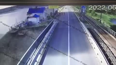 Ruský útok rakety Kalibr v Čerkaském regionu vážně poškodil železniční most přes Dněpr