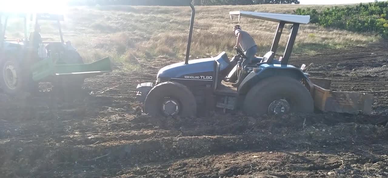 trator new holland TL 80 patinando no banhado