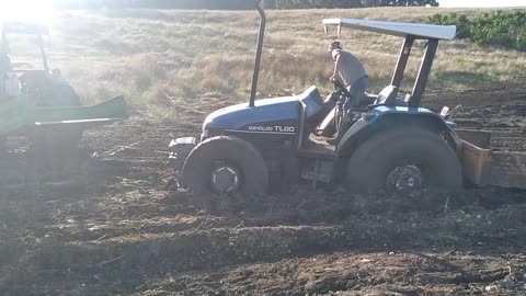 trator new holland TL 80 patinando no banhado