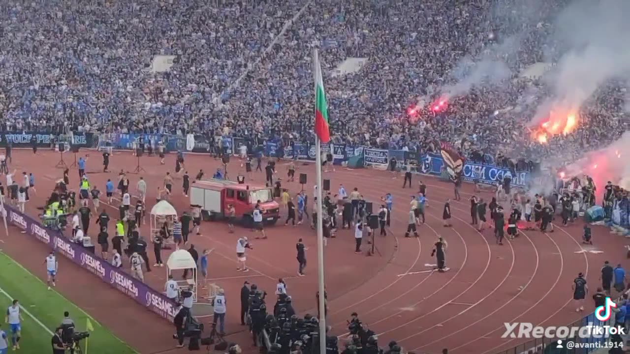 Crazy fans react final cup goal