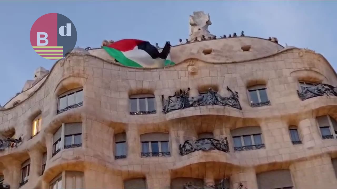 Despliegan una bandera de Palestina en la fachada de La Pedrera