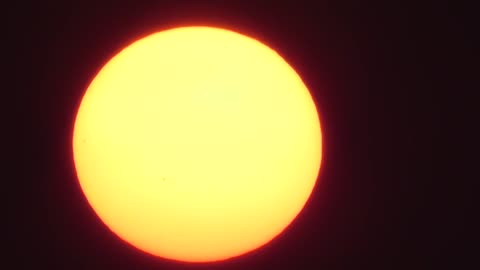 Raumschiff fliegt in die Sonne _ Alien spaceship is flying into the sun