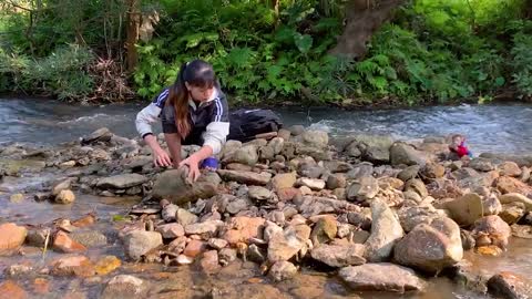 Build a wonderful shelter in the middle of a stream with adorable baby monkeys-13