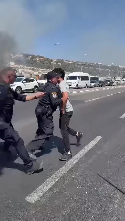 🇮🇱 Netanyahu's motorcade is trying to break through the crowd of protesting Arabs