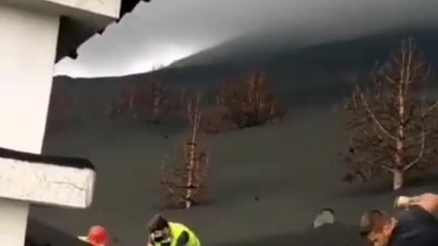 Spaniards Digging Their Homes Out of The Ash In La Palma