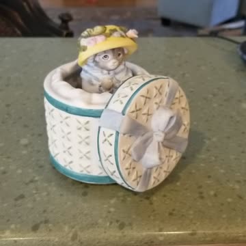 MEMORY Porcelain Cat Animated MUSIC BOX Schmid
